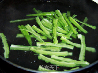 Stir-fried Bitter Gourd with Dace in Black Bean Sauce recipe