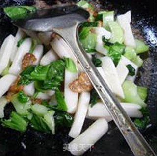 Stir-fried Rice Cake with Lard Residue and Green Vegetables recipe