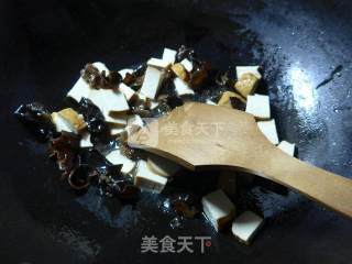 Stir-fried Pickled Cabbage with Black Fungus recipe