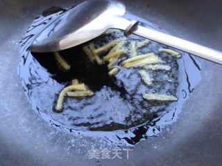 Stir-fried Dried-skinned Fish with Carrots recipe