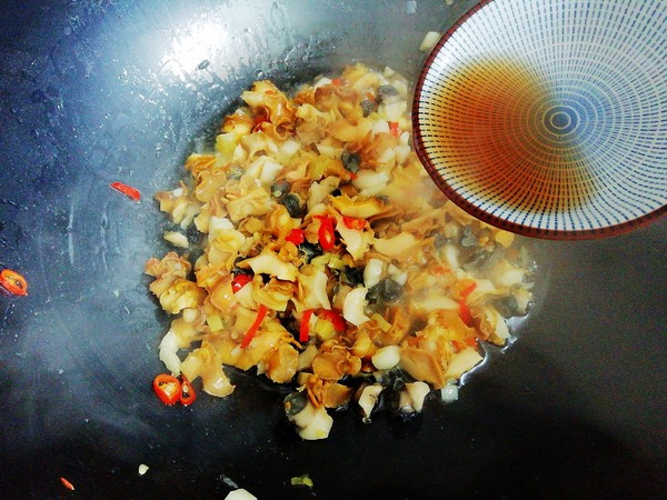 Stir-fried Snail Meat with Spring Leek recipe