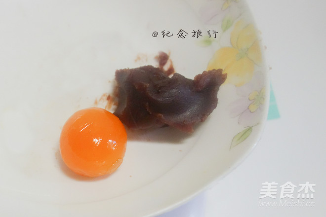 Cantonese-style Lotus Seed Paste Egg Yolk and Bean Paste Egg Yolk Moon Cake Making Method recipe