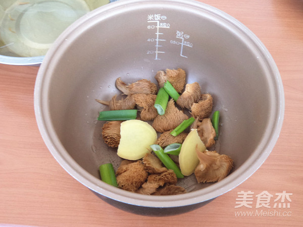 Beef Balls in Claypot with Hericium recipe