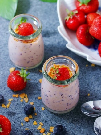 Summer Berry Yogurt Milkshake recipe