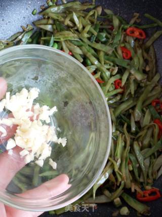 Stir-fried Shredded Lentils with Chili recipe