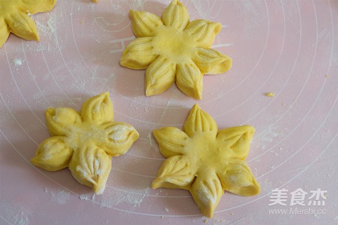 Pumpkin Flower Buns recipe