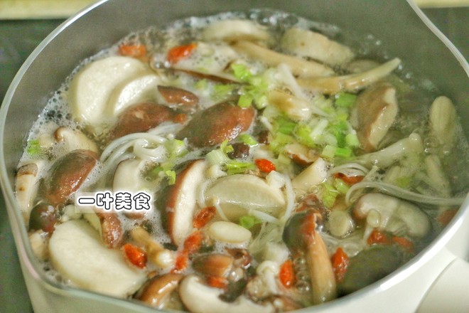 Chinese Wolfberry and Mixed Mushroom Soup recipe