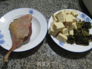 Boiled Preserved Duck Leg with Frozen Tofu and Pickles recipe