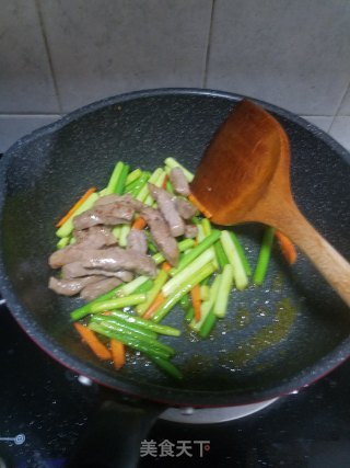 Stir-fried Beef Tenderloin with Garlic Stalks recipe