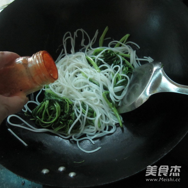 Stir-fried Noodles with Water Spinach recipe