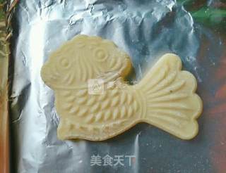 Goldfish Bean Paste Mooncake recipe