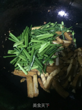 Stir-fried Chives with Fragrant Dried recipe