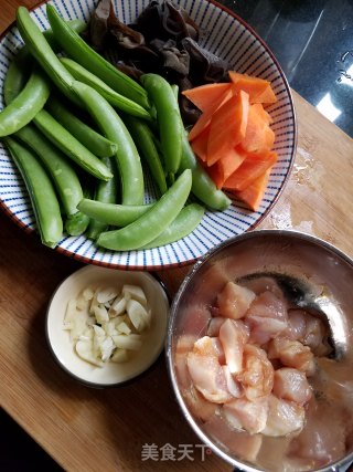 Stir-fried Chicken Breast with Sweet Beans and Fungus recipe