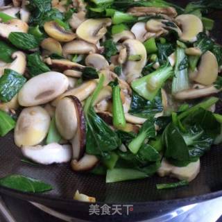 Stir-fried Vegetables with Mushrooms and Shiitake Mushrooms recipe