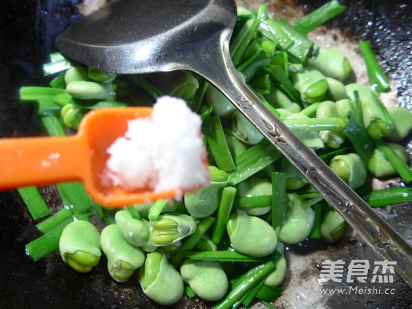 Stir-fried Broad Beans with Leek recipe