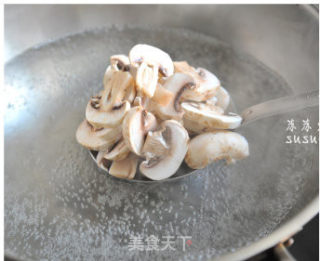 Classic Finale Soup for The Annual Banquet [sea Cucumber and Mushroom Chicken Soup with Fresh Eyebrows] recipe