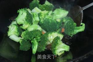 Stir-fried Broccoli with Black Fungus and Carrots recipe