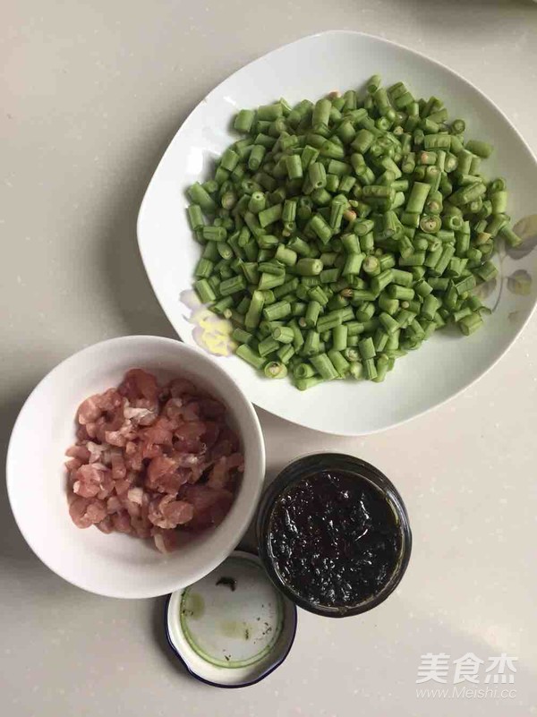 The Simple Delicacy is Green Beans with Minced Pork with Olives and Vegetables recipe