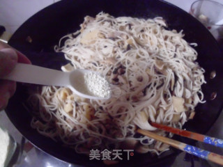 Fried Noodles with Mushrooms, Bamboo Shoots and Pork recipe