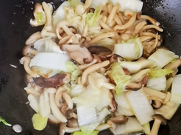 It’s Better to Eat Cabbage and Stir-fried Mushrooms with Cabbage, Which is Delicious and Crispy recipe