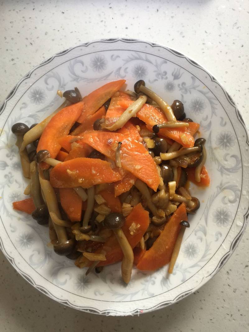 Stir-fried Crab Mushrooms with Homemade Carrots recipe