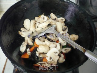 Stir-fried Chicken with Black Fungus and Mushroom recipe