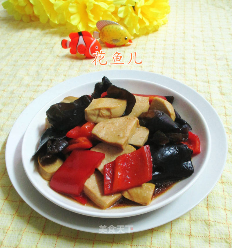 Stir-fried Small Vegetarian Chicken with Black Fungus and Red Pepper