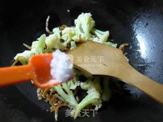 Stir-fried Cauliflower with Clove Fish recipe