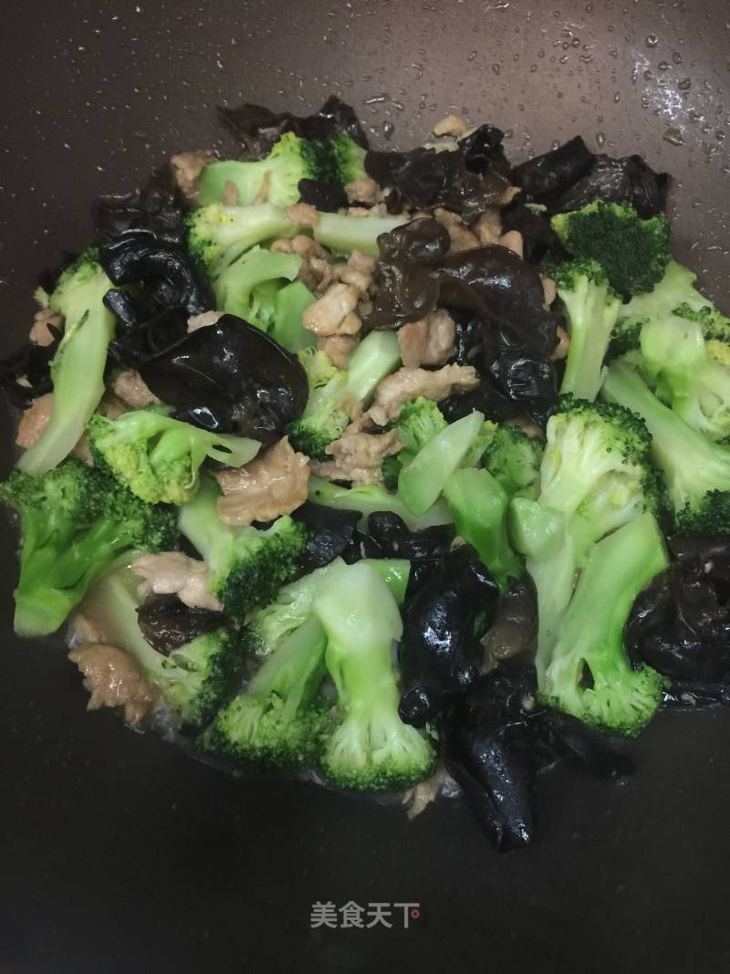 Fried Pork with Broccoli Cloud Ears recipe