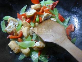 Fried Tofu with Red Pepper Oil and Lettuce recipe