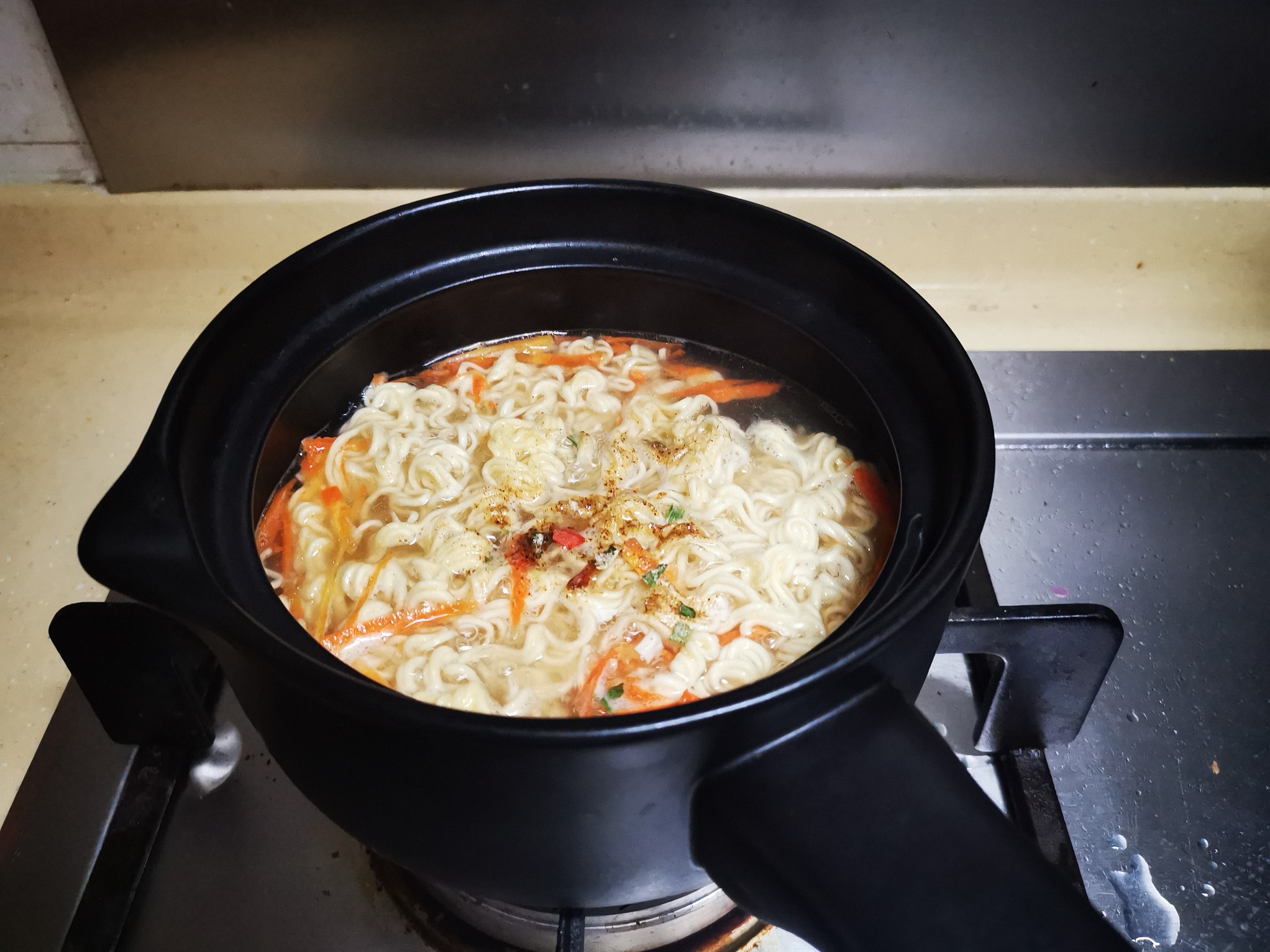 Instant Noodles with Lettuce and Carrot recipe