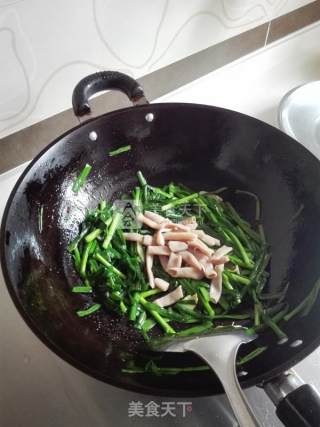 Stir-fried Sea Intestine with Leek recipe