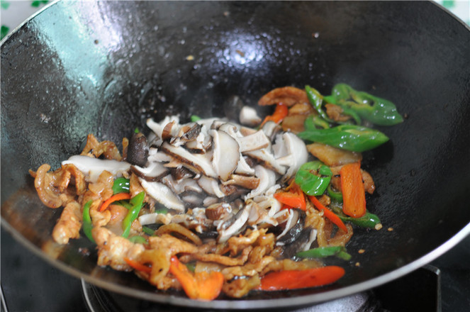 Stir-fried Pork with Double Pepper and Mushroom recipe