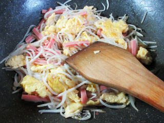 Stir-fried Mung Bean Sprouts with Duck Eggs with Brine Square Legs recipe