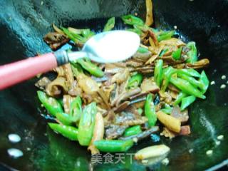 Stir-fried Porcini Mushrooms with Green Peppers recipe