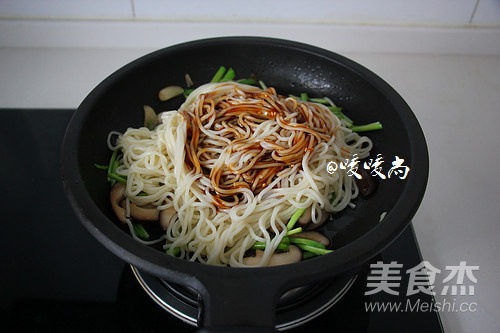 Fried Noodles with Mushroom in Oyster Sauce recipe