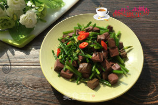 Stir-fried Duck Blood with Leek Stalks recipe