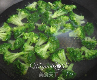 Stir-fried Walnuts with Broccoli recipe