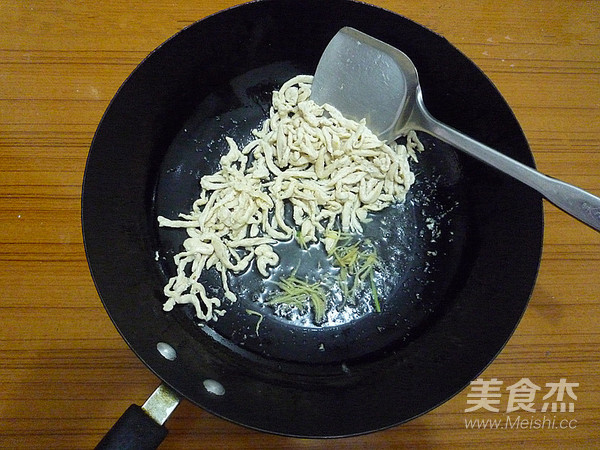 Stir-fried Shredded Chicken with Coriander recipe