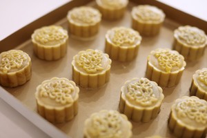 Cantonese-style Moon Cakes (oil Return Overnight) recipe