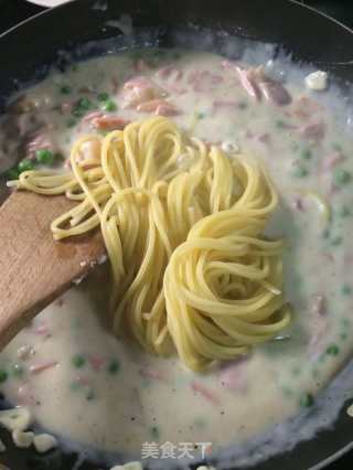 Spaghetti with Ham and Shrimp in Creamy White Sauce recipe