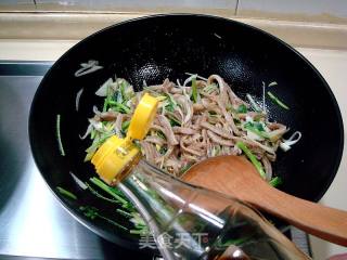 Stir-fried Belly Shreds with Coriander recipe