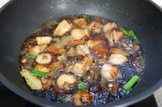 Braised Pork Belly with Pearl Mushroom recipe