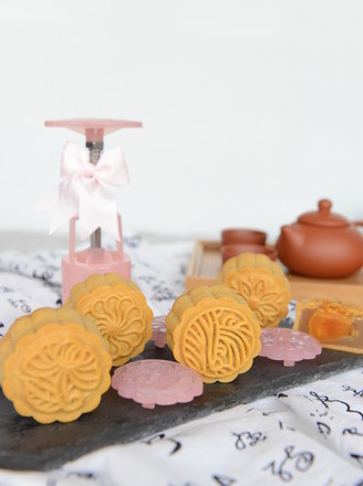Mooncake with Lotus Seed Paste and Salted Egg Yolk (cantonese Style)