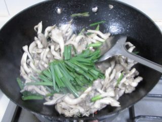 Stir-fried Pork with Garlic Shimeji Mushroom recipe