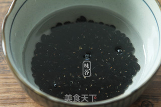 [guangdong] Eucommia Black Bean and Pigtail Soup recipe