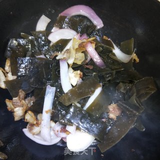 Braised Seaweed with Pork Belly and Onion recipe