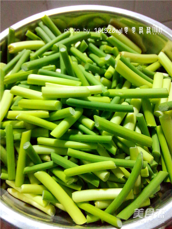 Stir-fried Duck Gizzards with Garlic Stalks recipe