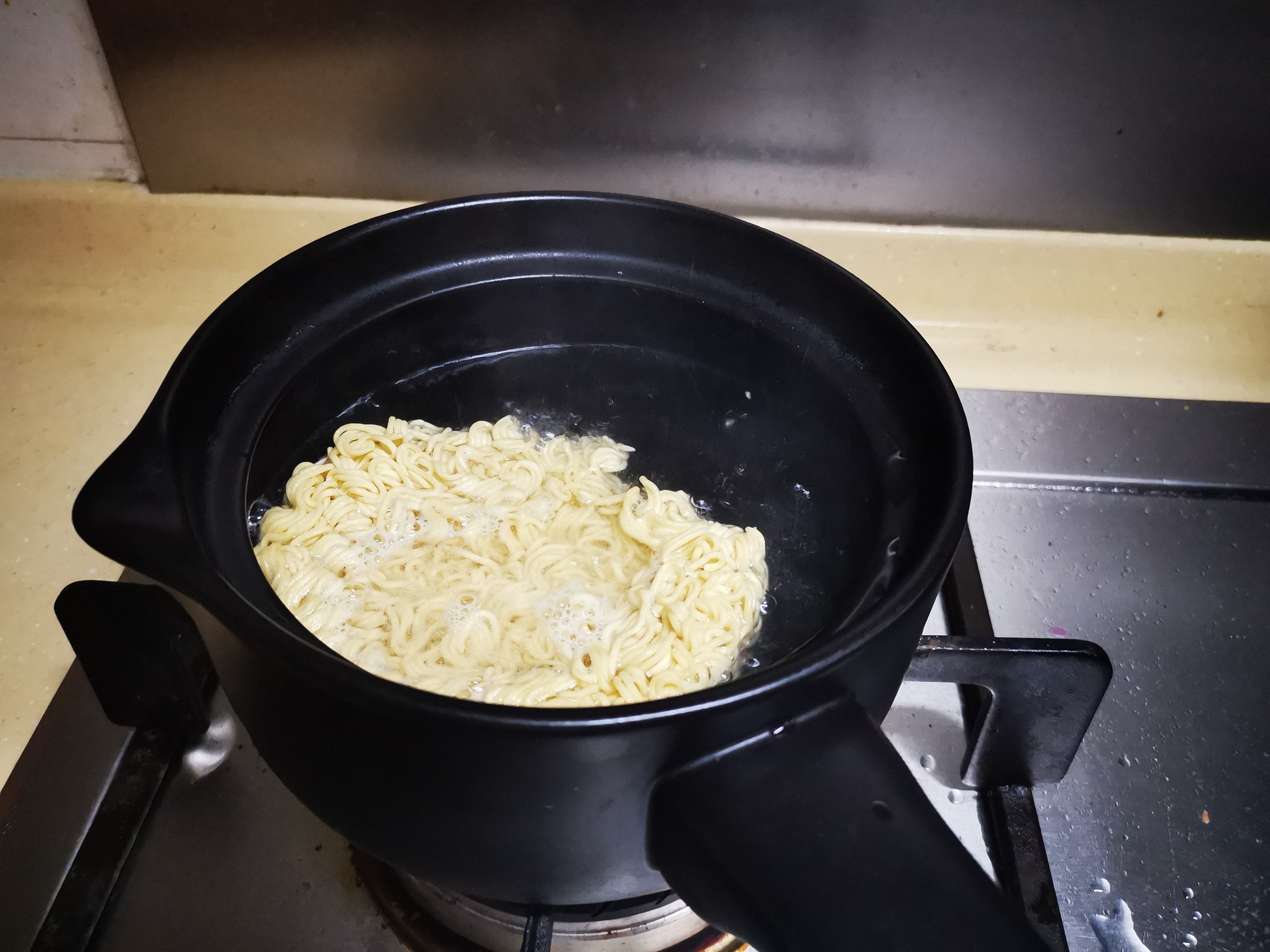 Instant Noodles with Lettuce and Carrot recipe