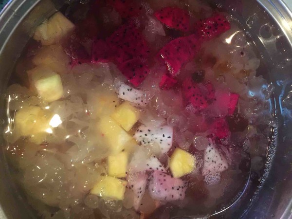 Pineapple Dragon Fruit Saponin Rice Peach Gum White Fungus Soup recipe